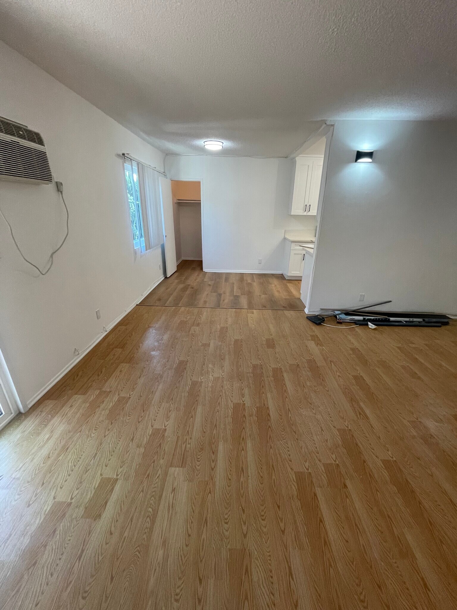 Living room/Dining - 930 S Shenandoah St