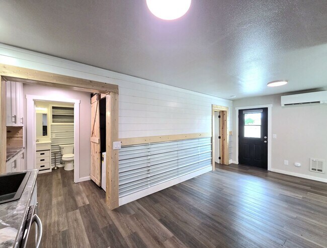 Building Photo - 921 S Walker Ave