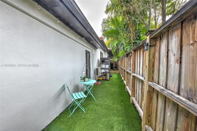 Building Photo - 110 N 16th Ave