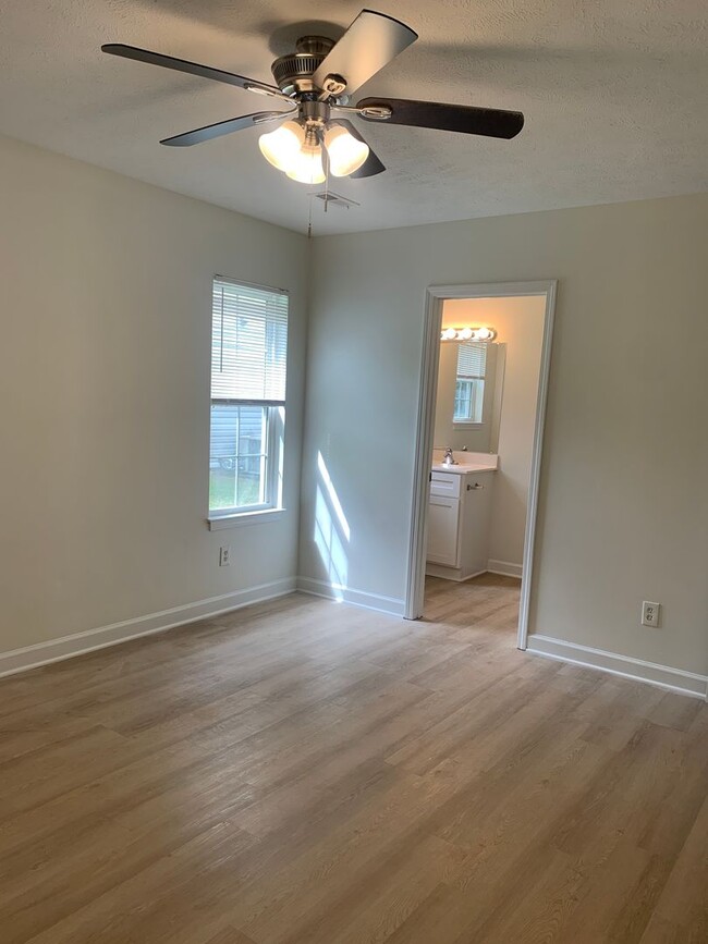 Building Photo - HALF A MONTH OF FREE RENT! 3 Bedroom, 2 Ba...