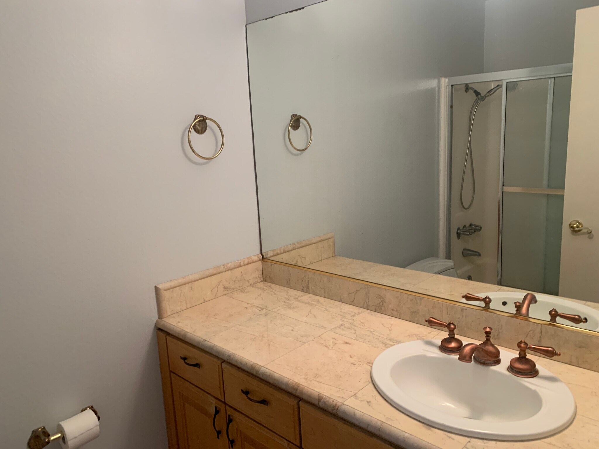 Guest Bath - 1422 Rock Glen Ave