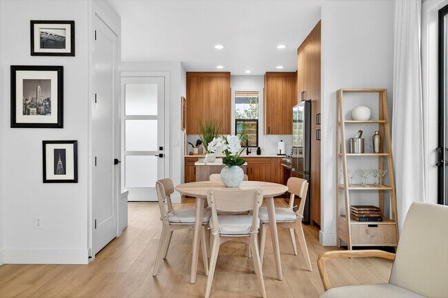 Building Photo - LAKE OSWEGO First Addition -Brand New Modern Cottage!