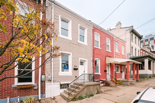 Building Photo - Move in special! Newly renovated 3 bedroom...