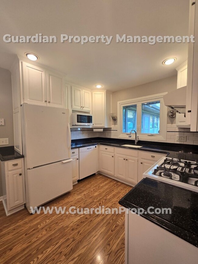 Building Photo - Available now! Spacious Shoreview Home, En...
