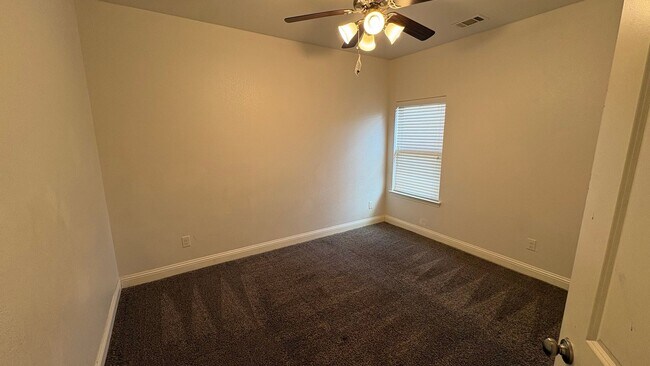 Building Photo - 610 Alderwood Ct