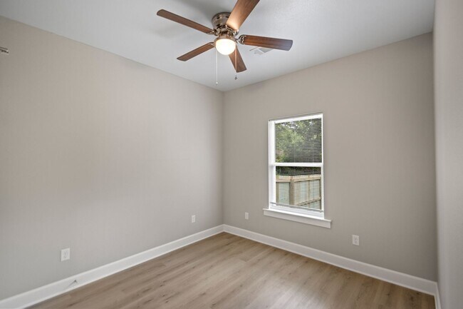 Building Photo - 5703 Valley Dr