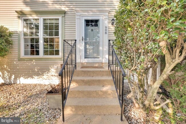 Building Photo - 908 Smartts Ln NE