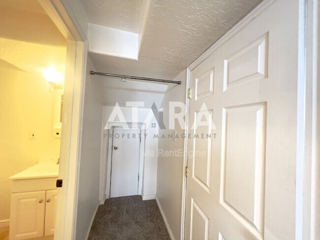 Building Photo - 11837 Sunrise View Dr