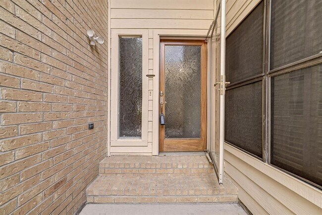 Building Photo - 3310 Meadway Dr