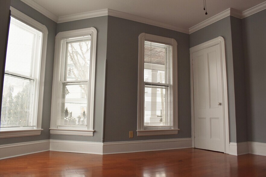 Primary Bedroom - 533 W Gray St