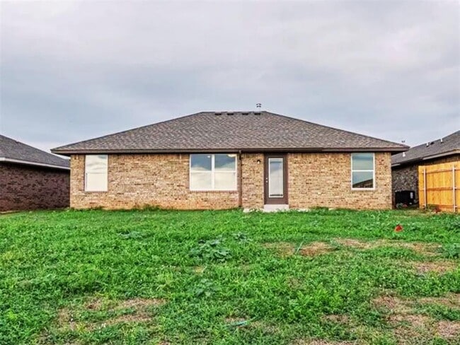 Building Photo - 1628 Highland Loop