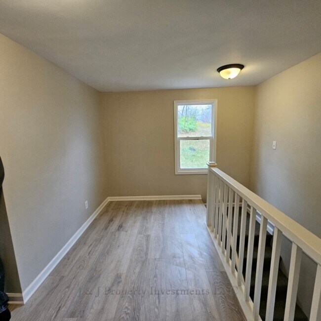 Building Photo - 7119 S Solon Rd