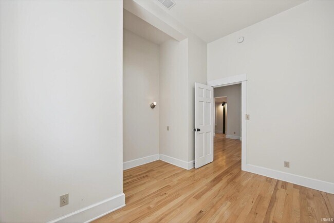 Building Photo - 114 E 6 St