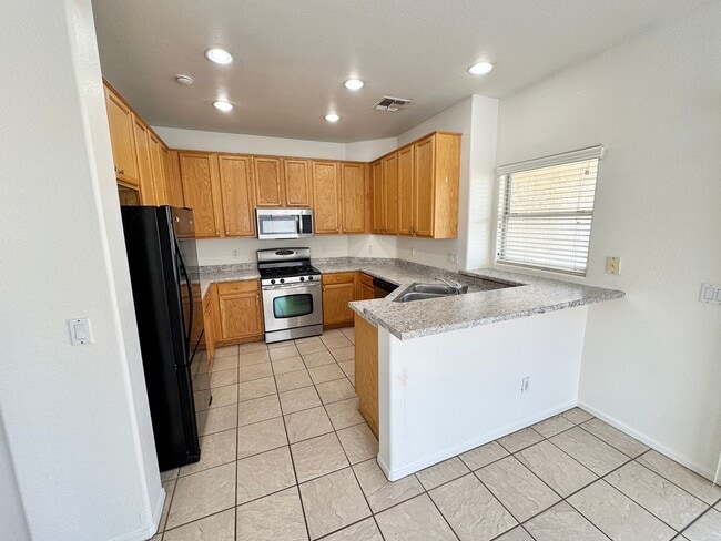 Building Photo - 4 Bedroom/2 Bath Single Level Home In Avondale! Golf Course Lot