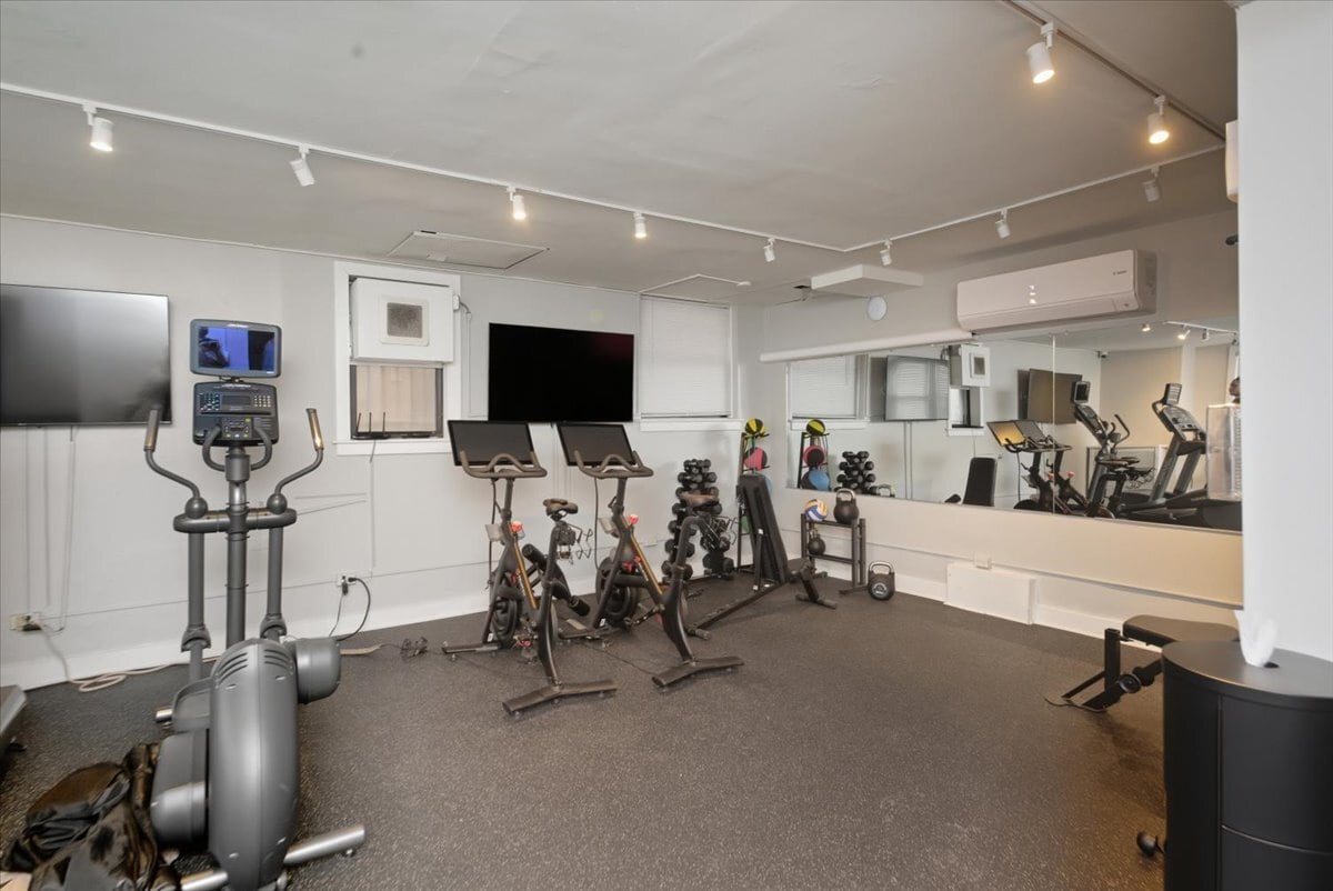 Building Photo - 1140 N La Salle Dr