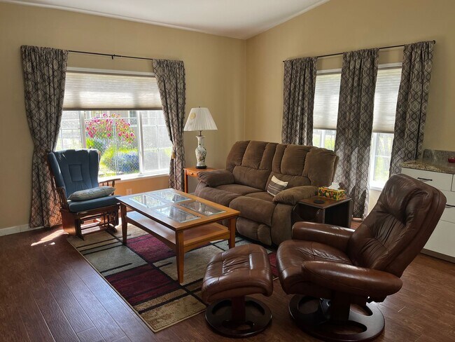 Building Photo - Spacious 3 bed/2bath in Town, Month-to-Month or long term lease.