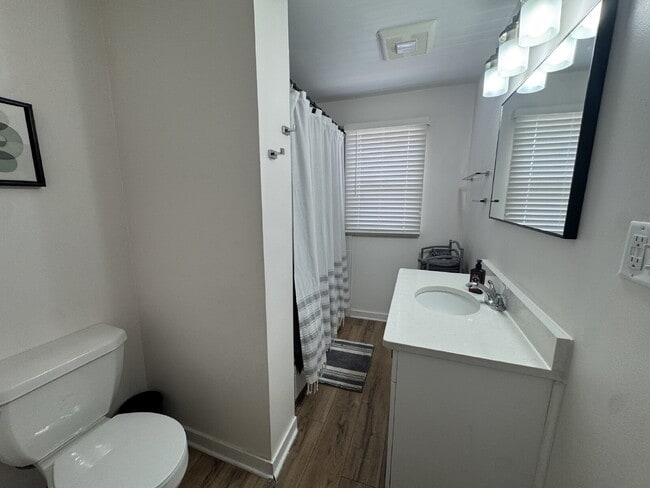 Building Photo - fully furnished 2-bedroom, 1-bath upper duplex