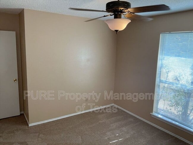 Building Photo - 2028 Redwing Way