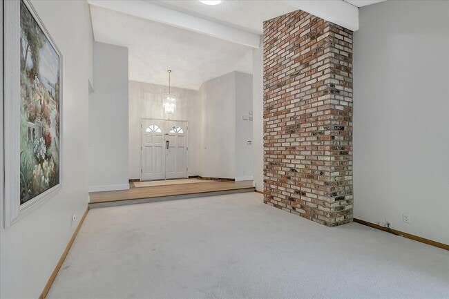 Building Photo - Great Location! Great Schools! Month to Month Only!