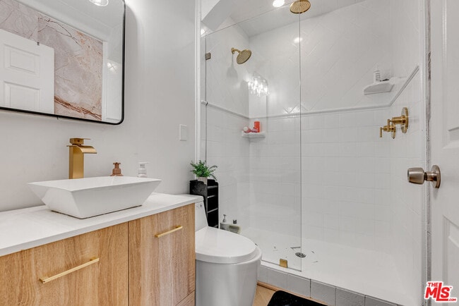 Building Photo - 367 S Oak Ave