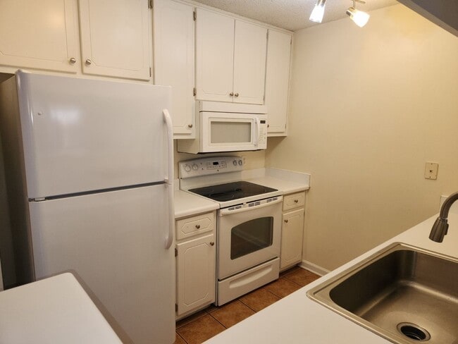 Building Photo - 118 W Briar Dr