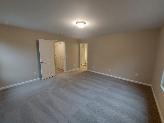 Building Photo - Newly Renovated Beautiful Townhome for Ren...