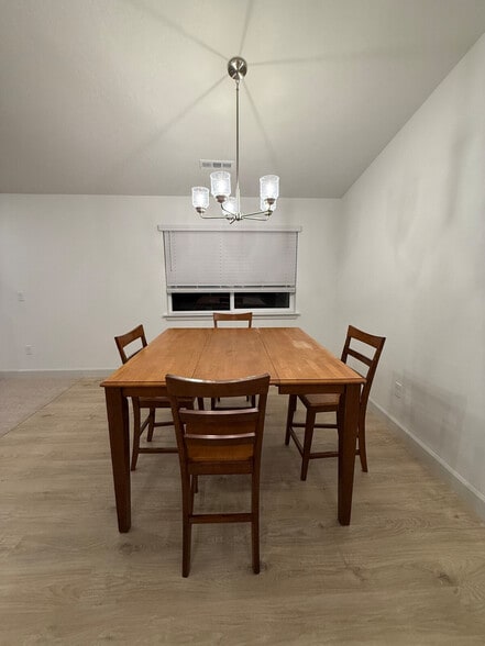 Building Photo - 385 Taft St