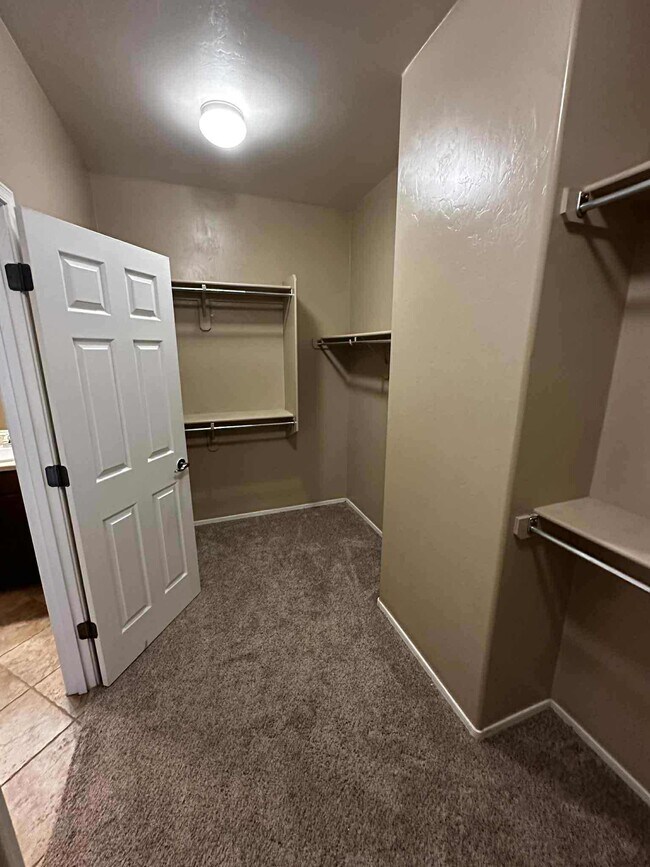 Building Photo - 1120 E Mt Shibell Dr
