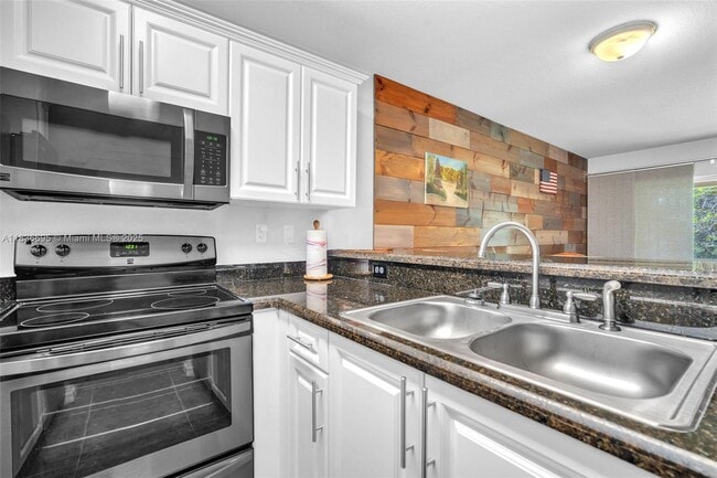 Building Photo - 4923 SW 66th Terrace