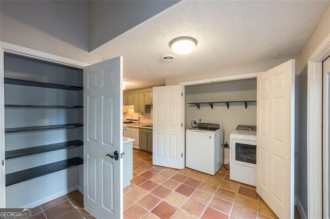 Building Photo - 1135 Worthington Hills Dr