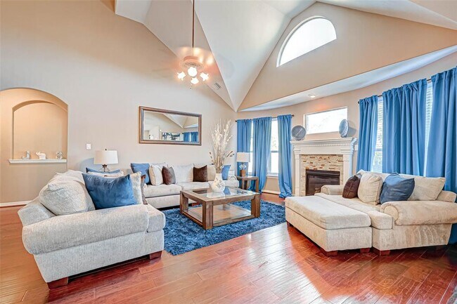 Building Photo - 618 Silver Creek Cir