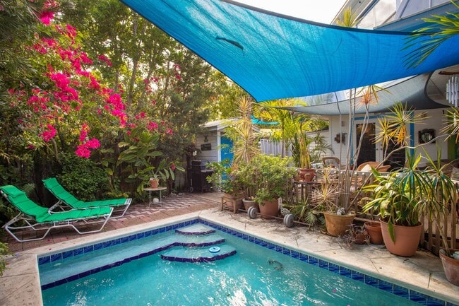Building Photo - 3 Bedroom 1 bath and 2 half Baths with a g...