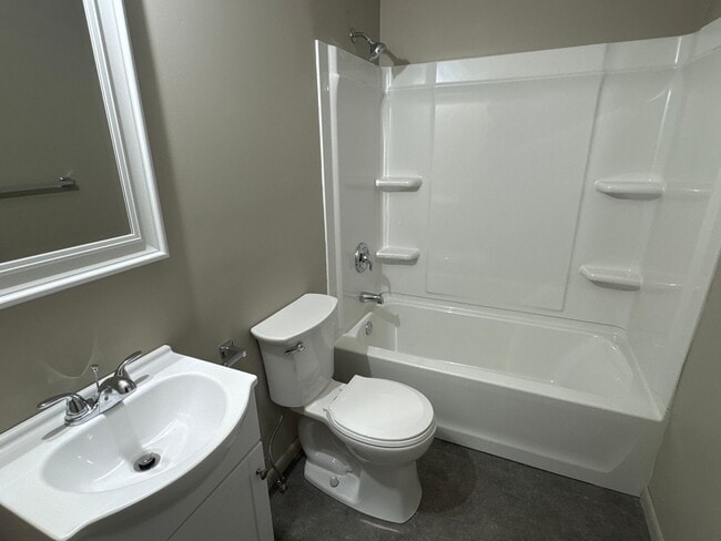 Building Photo - 3 Bedroom, 2 Bathroom updated home for $995!