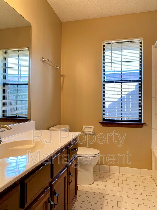 Building Photo - 6678 Spencer Forest Cove W