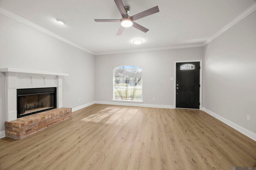 Building Photo - 18596 White Oak Dr