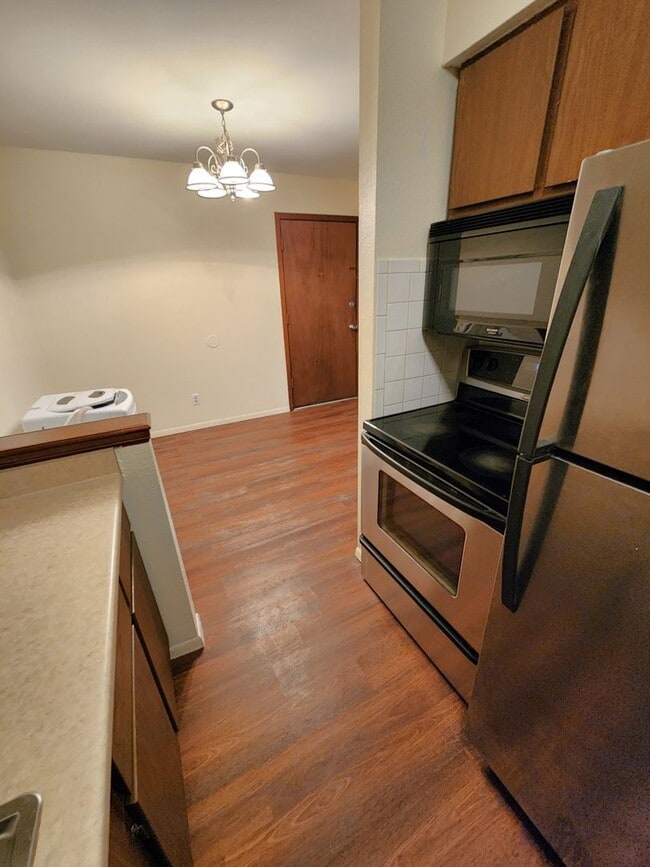 Building Photo - Huntington Condominiums, ground level, immaculate 1BR, 1BTH. Near biking/walking trails!