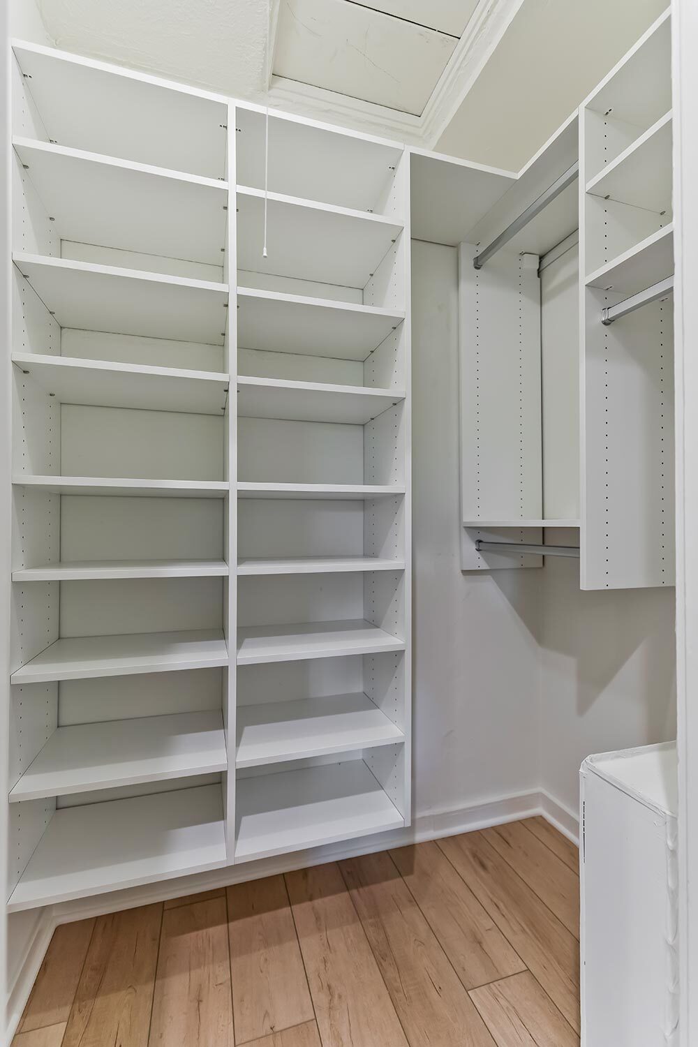 Custom closets - 119 N Almont Dr