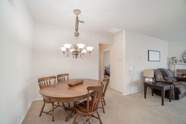 Building Photo - 1327 Primrose Dr