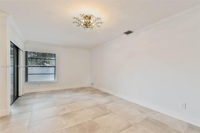 Building Photo - 11135 SW 134th Ct