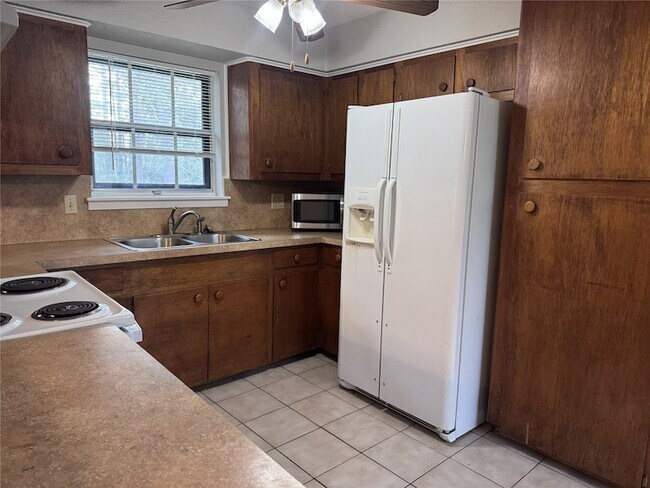 Building Photo - 1478 Apache Dr