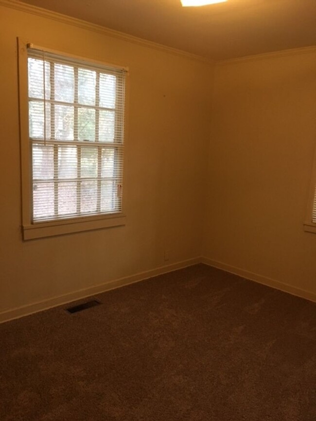 Building Photo - 2 bedroom 1 bath close to VSU and downtown