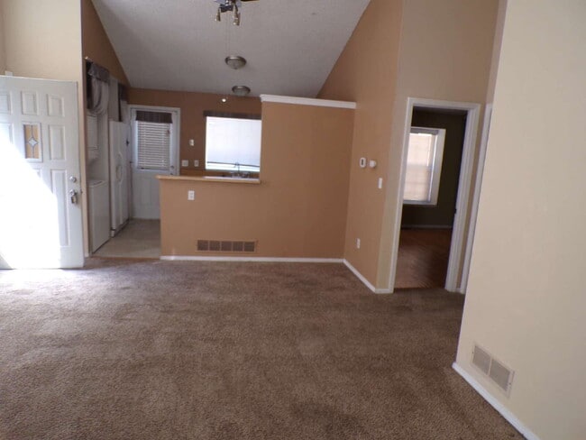 Building Photo - Great Littleton Location! 2 bedroom, 1 bathroom (96CH#A)