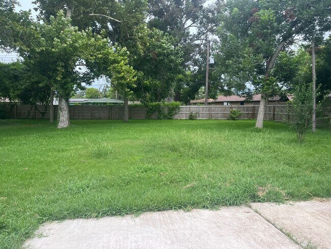 Building Photo - 603 Center Way