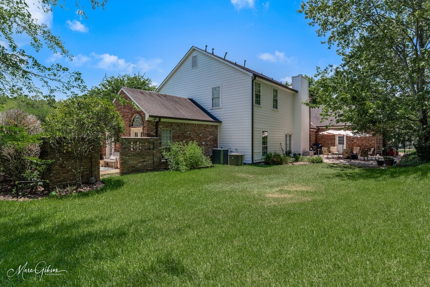 Building Photo - 1260 Capilano Dr