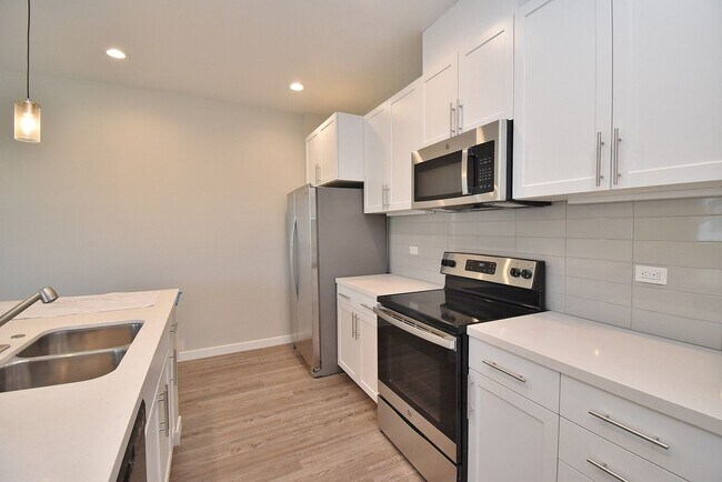 Building Photo - $4,290 / 4 BR - STUNNING NEWER MODEL TOWN HOME IN CENTRAL FREMONT