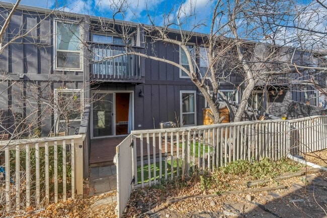 Building Photo - Available NOW! 3 Bedroom 2 Bath Beautiful Home in BOULDER!