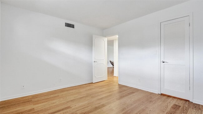 Building Photo - 681 S Hollybrook Dr