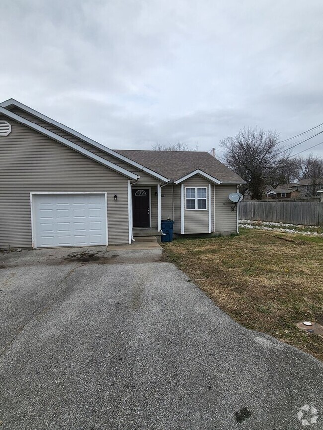 Building Photo - 3 Bedroom 2 Bath Duplex.  1 Car garage.  M...