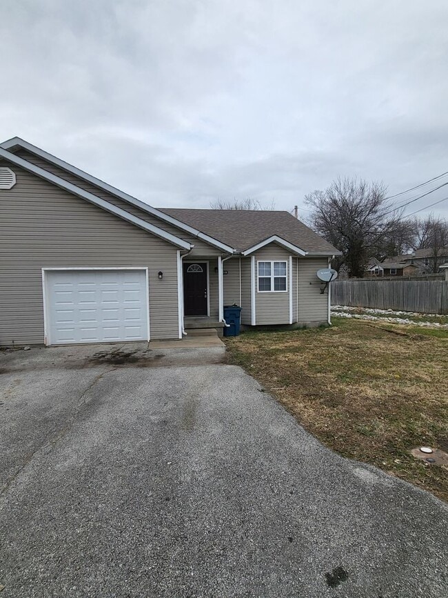 Building Photo - 3 Bedroom 2 Bath Duplex.  1 Car garage.  Maintenance Free We Mow!