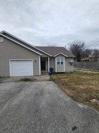 Building Photo - 3 Bedroom 2 Bath Duplex.  1 Car garage.  Maintenance Free We Mow!